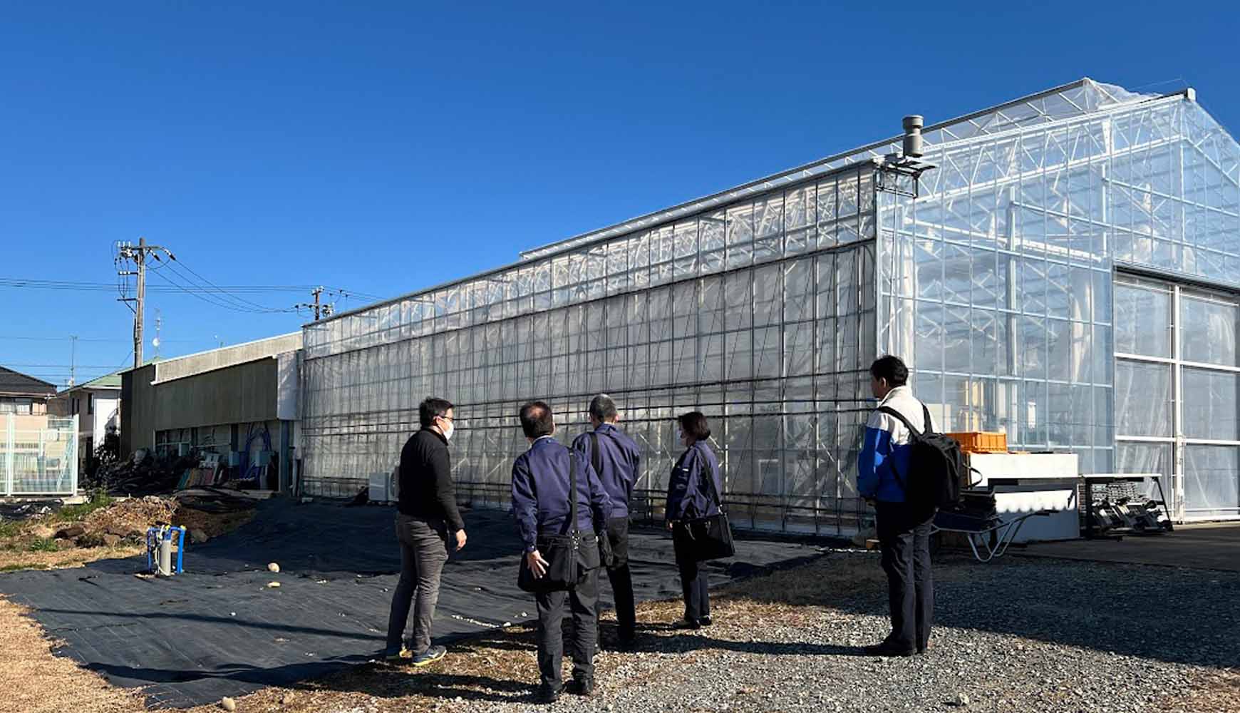温室前での視察の様子